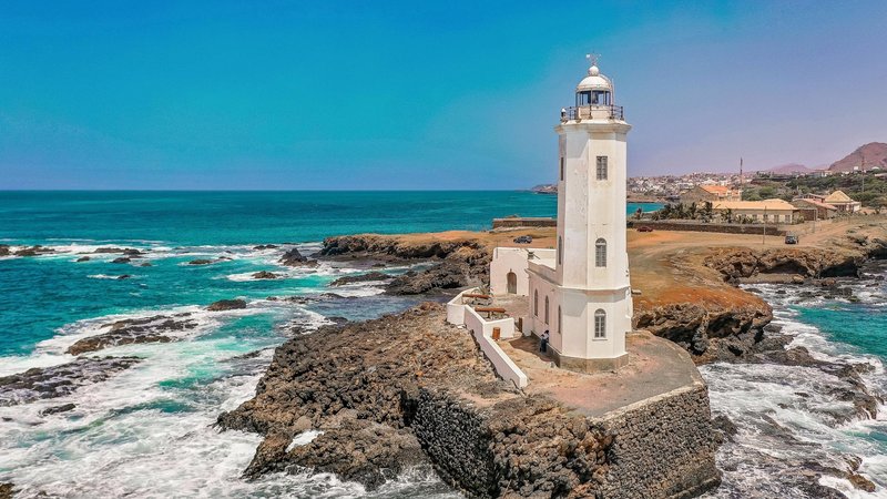 OLI-CV-Santiago-PraiaLeuchtturm-c-Wirestock-iStock-1460448443.jpg