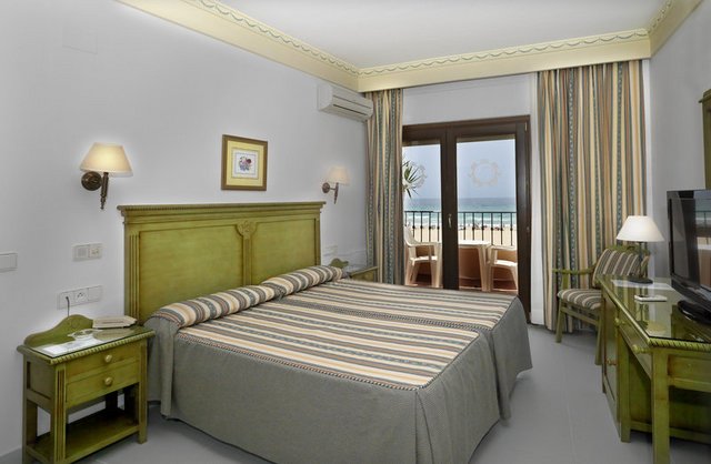 Doppelzimmer mit Balkon und Blick aufs Meer