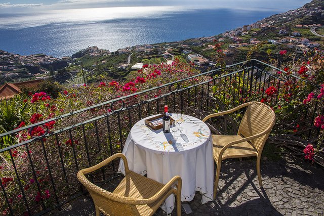 Balkon mit Aussicht aufs Meer