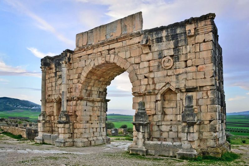 Triumphbogen in Volubilis, antike römische Ausgrabungsstätte bei Fès und Meknès