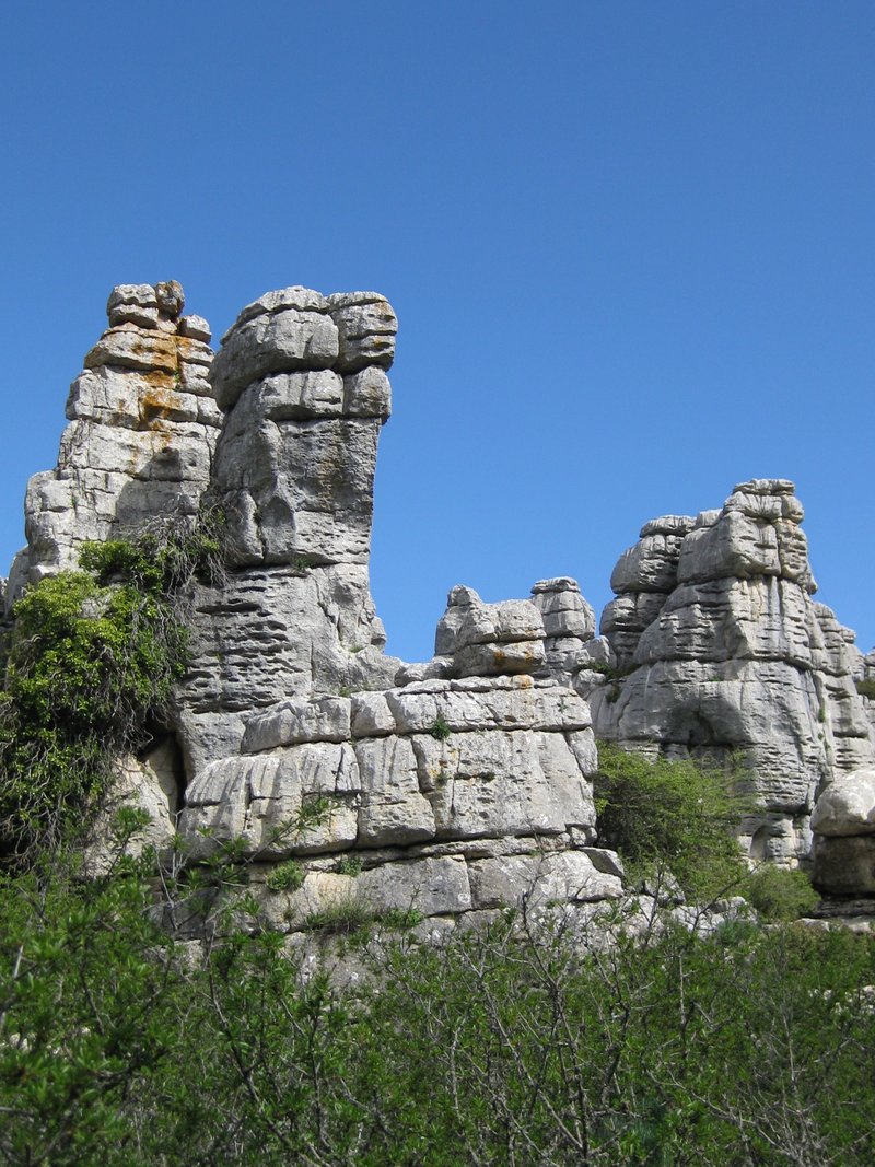 Hohe, säulenartige Felsen im Naturpark El Torcal bei Antequera
