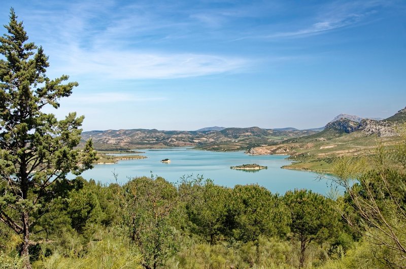 Malerischer Stausee im Hinterland der Provinz Malaga