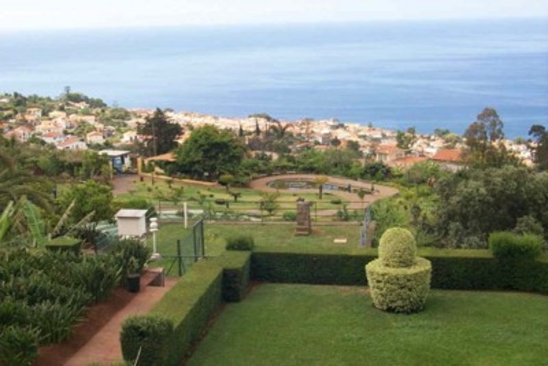 Ein Platz zum Durchatmen – geometrische Gartenkunst trifft auf das Blau des Ozeans.