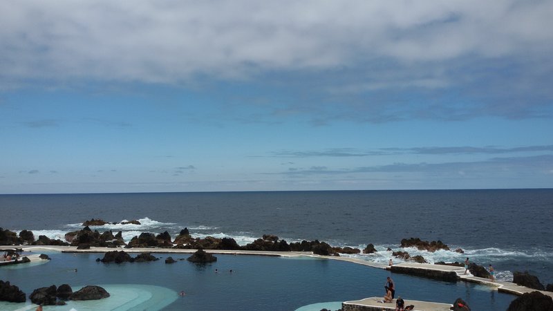 Natürliches Meeresschwimmbecken im Vulkangestein von Porto Moniz.
