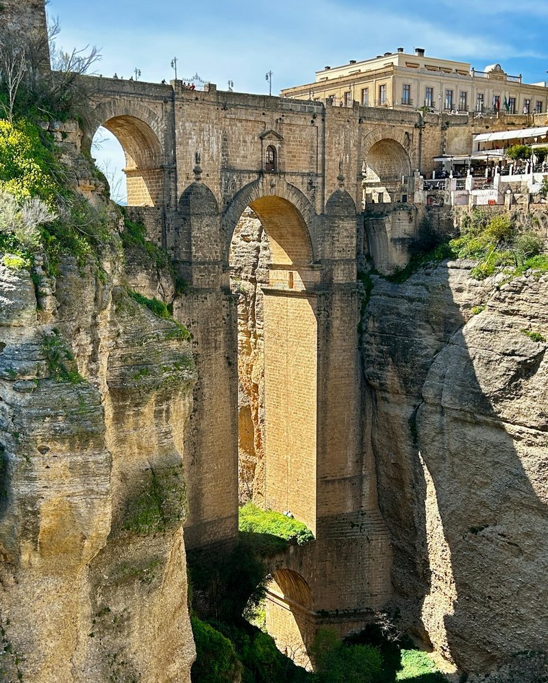 Die Puente Nuevo in Ronda, eine monumentale Steinbrücke aus dem 18. Jahrhundert, die spektakulär die 120 Meter tiefe Schlucht El Tajo überspannt und die Altstadt mit der Neustadt verbindet.