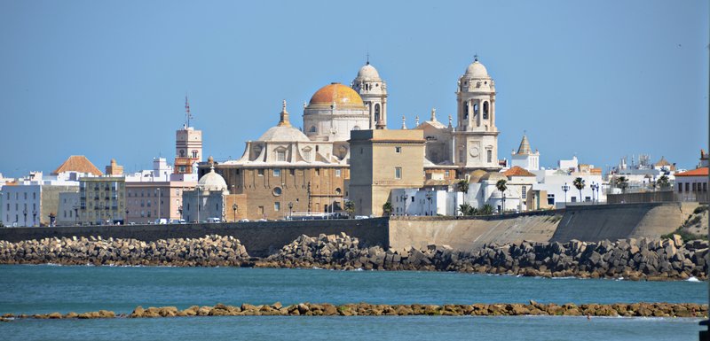 Die Catedral de Santa Cruz in Cádiz, eine römisch-katholische Kathedrale in Südspanien, erbaut zwischen 1722 und 1838, beeindruckt mit barocker Architektur direkt am Wasser.