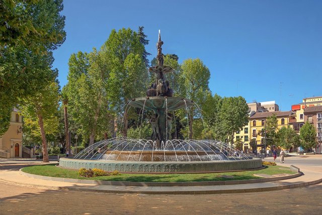 Fuente de las Batallas - monumentalee Springbrunnen im Zentrum von Granada, geschmückt mit mythologischen Bronzefiguren und mehreren Wasserebenen.