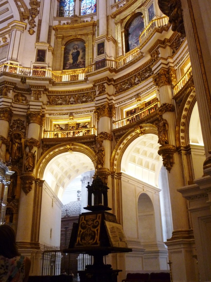 Kathedrale von Granada – Hauptschiff vor der Capilla Mayor (Hochaltarbereich) mit Chorpultständer