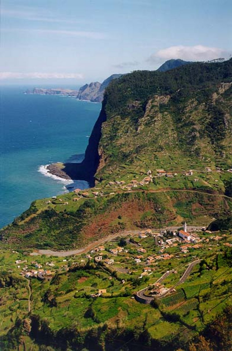 Blick über das Dorf Arco de São Jorge an Madeiras Nordküste – steile Felswände treffen auf den Atlantik, im Hintergrund die Landzunge Ponta de São Lourenço.