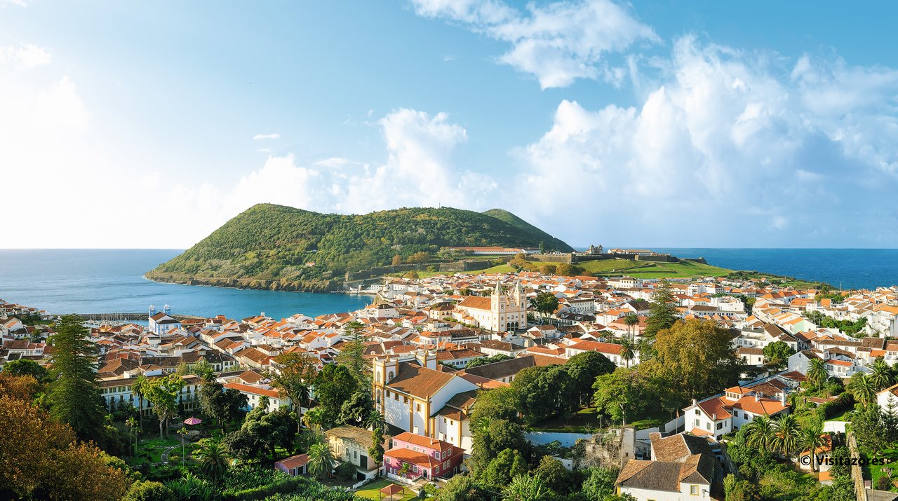 Blick auf Angra Do Heroismo auf Terceira