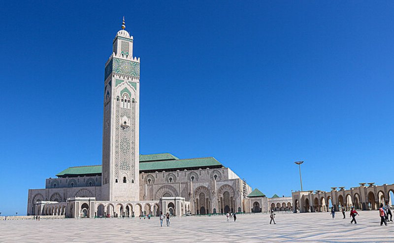 Hassan-II.-Moschee in Casablanca mit dem höchsten Minarett der Welt – das Dach ist bei gutem Wetter öffenbar