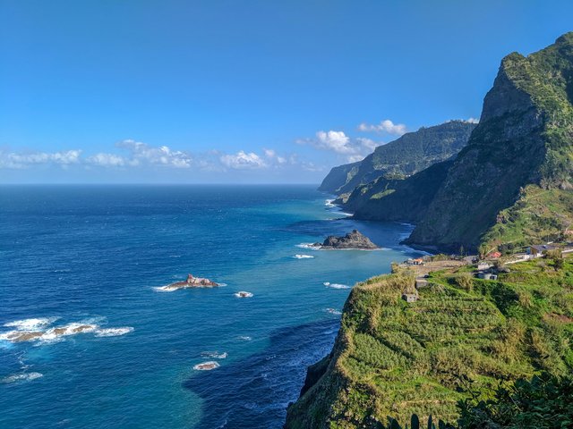 Spektakuläre Nordküste bei Arco de São Jorge auf Madeira – grüne Klippen und Terrassenfelder fallen steil zum tiefblauen Atlantik ab.