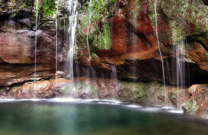 Der Wasserfall 25 Fontes und der natürliche Pool. Wanderpunkt in Rabaçal, Paul da Serra auf der Insel Madeira.