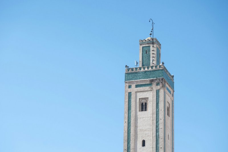 Kuppel eines kunstvoll verzierten Minaretts in der Medina von Fès, Marokko.