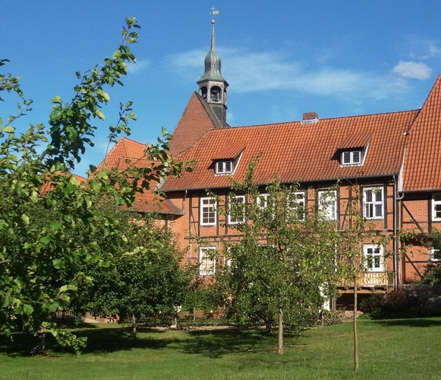 Blick vom Garten des Klosters Lüne auf die Klosterkirche
