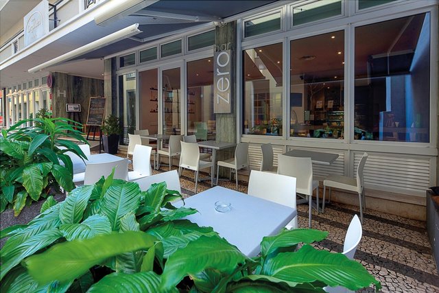 Die Bar mit Sitzplätzen draußen