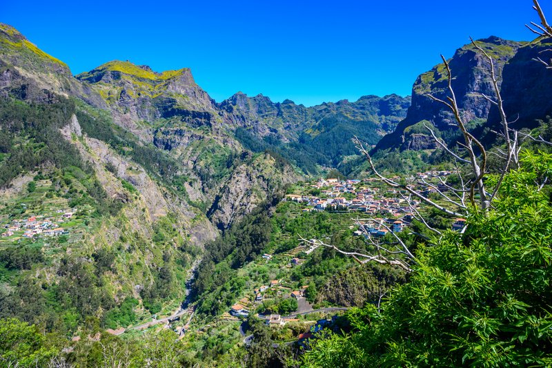 Blick auf Curral das Freiras Dorf im Nonnental in einer wunderschönen Berglandschaft, Gemeinde von Cémara de Lobos, Insel Madeira