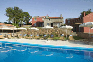 Pool mit Liegeterrasse