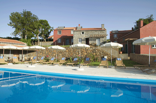 Pool mit Liegeterrasse