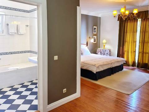 Doppelzimmer mit Blick ins Bad