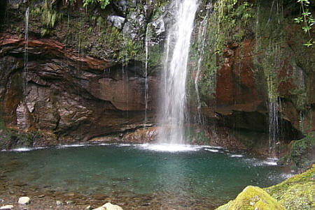Wasserfall in üppig grünem Lorbeerwald bei der Rabacal-Rundwanderung auf Madeira
