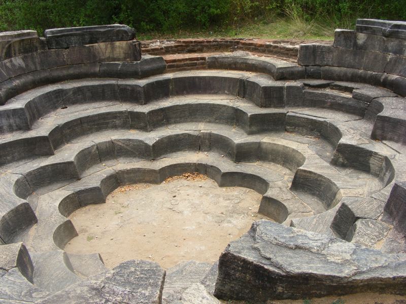 Steinernes Lotusbad in Polonnaruwa, Sri Lanka – kunstvoll geformtes antikes Wasserbecken in Lotusblütenform